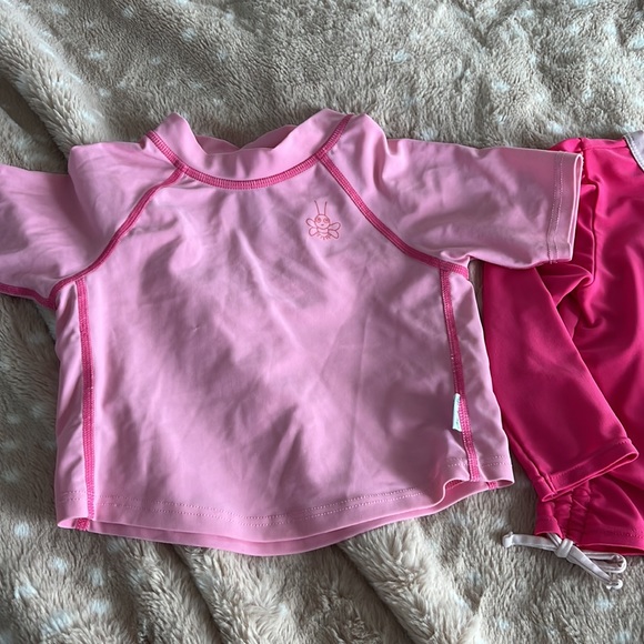 Set of 2 baby girl rashguards i play. And old navy (18/12-18 months) - Picture 2 of 5
